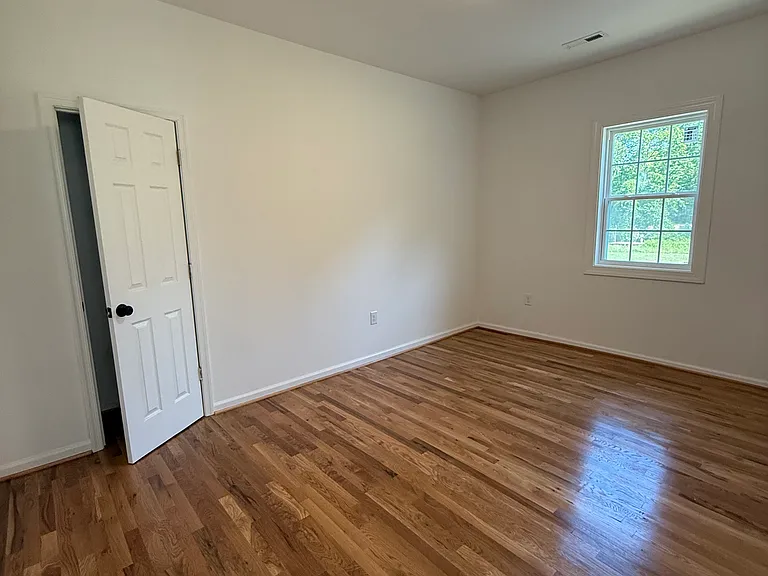 215 Mecklenburg St — Photo 10