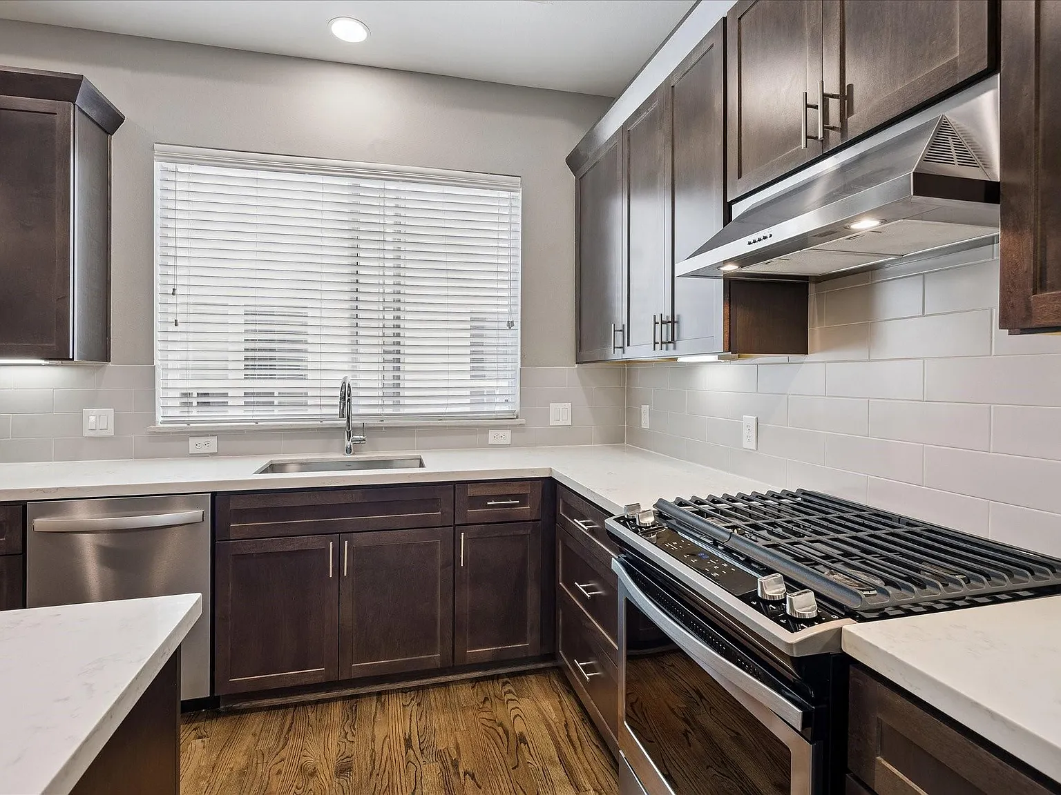3 bed, 3.5 bath, 1967 sqft, $2,500 — Photo 4