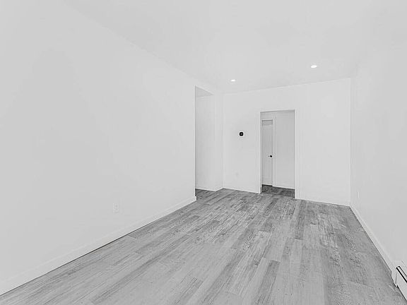 3rd image of 136 Cortlandt St APT 1