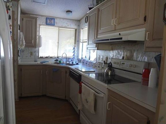 Large wrap-around galley