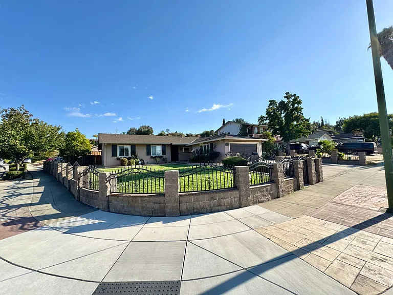 2494 Lone Oak Dr — Photo 8