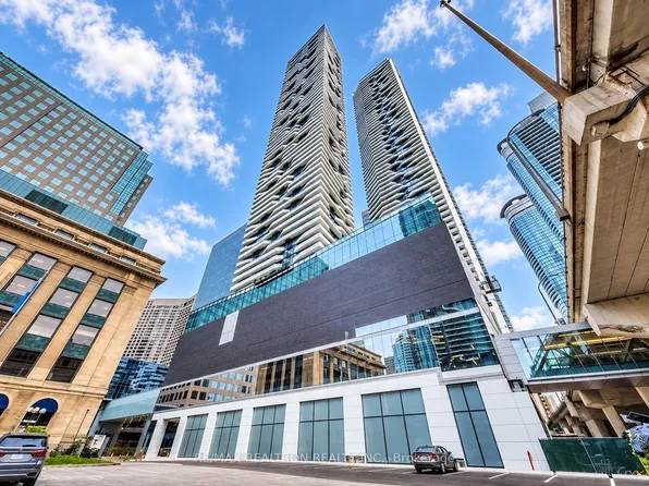 88 Harbour St #1504, Toronto, ON M5J 0C3