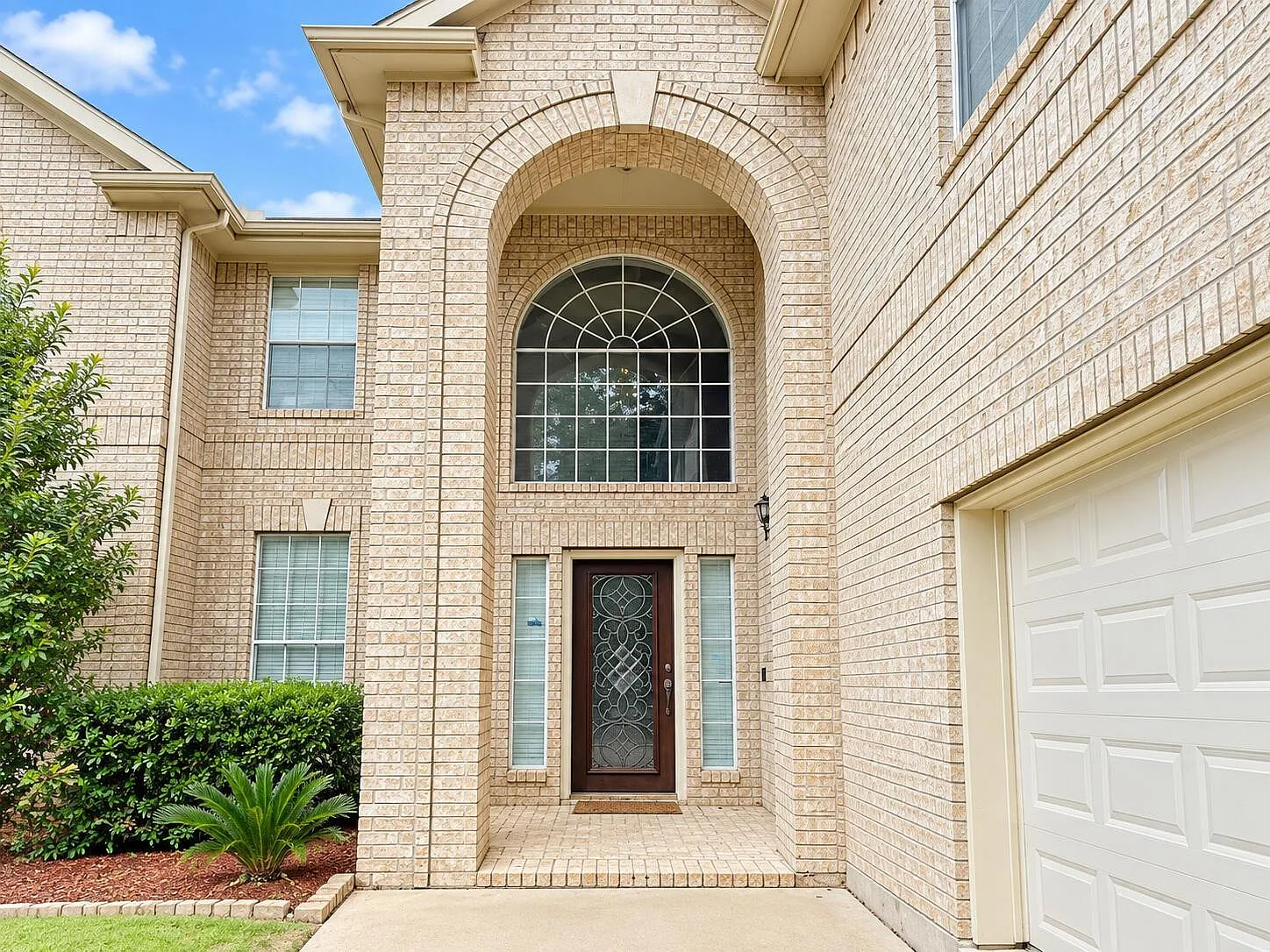 5 bed, 3.5 bath, 4406 sqft, $3,495 — Photo 2