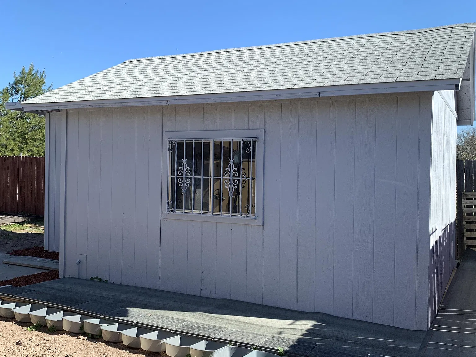 553 Carlsbad St - 3- studio — Photo 2
