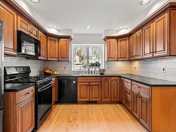 5th image of 303 Nahant Rd