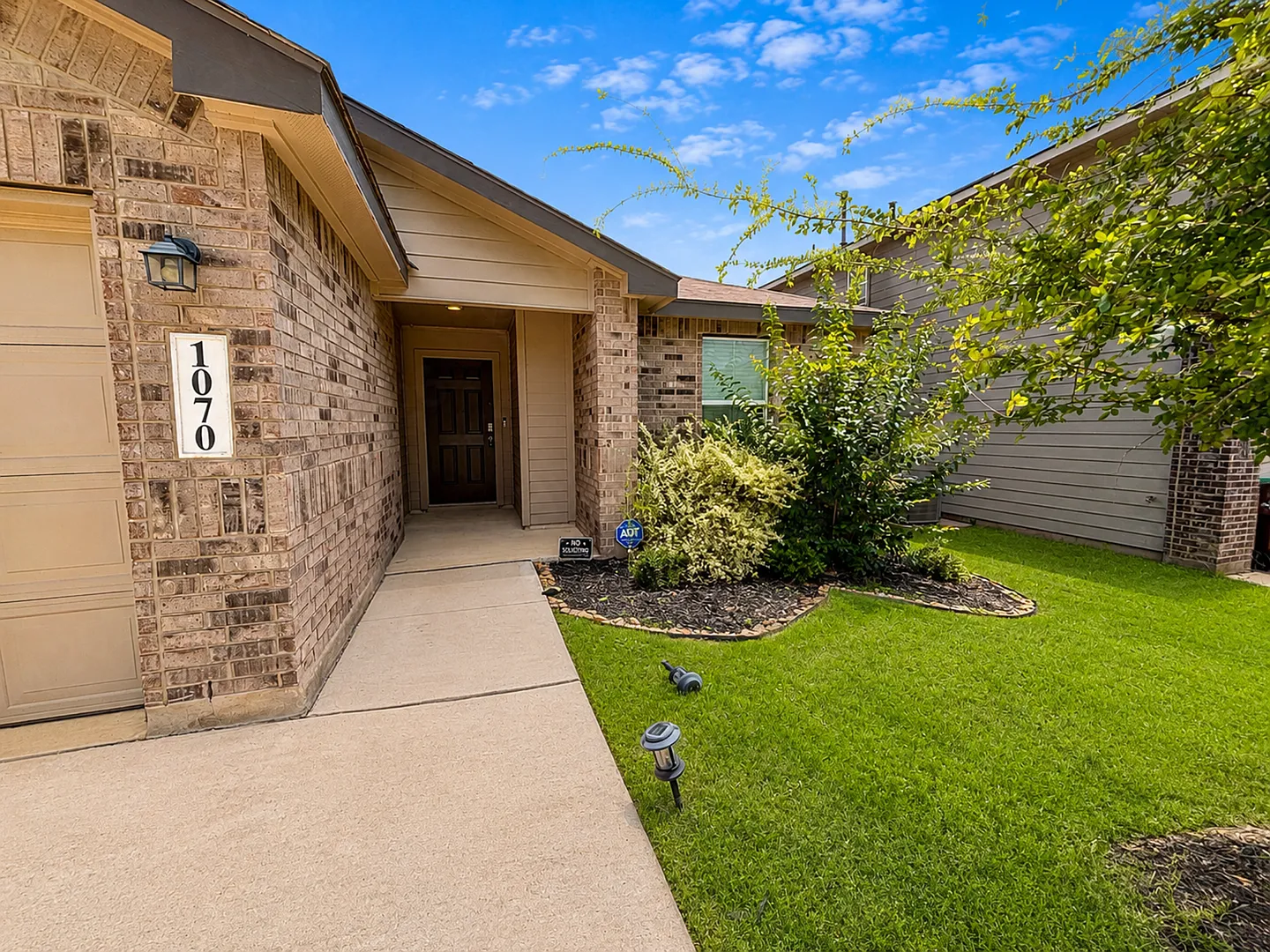 Move-In Special. 1 Month Free Rent with a 12-month lease — Photo 3