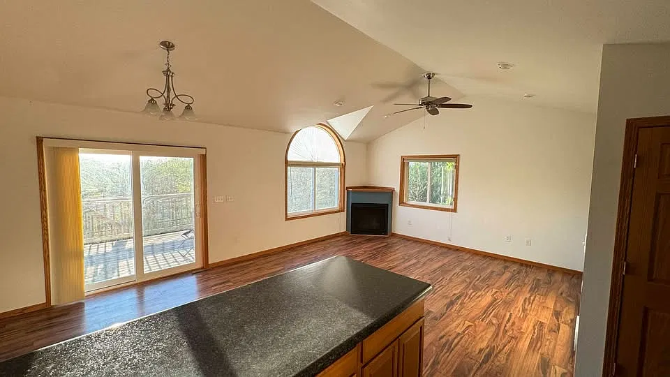 3 bed, $1,500 — Photo 2