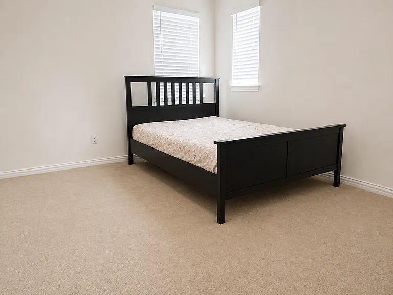 Secondary bedroom with good natural light