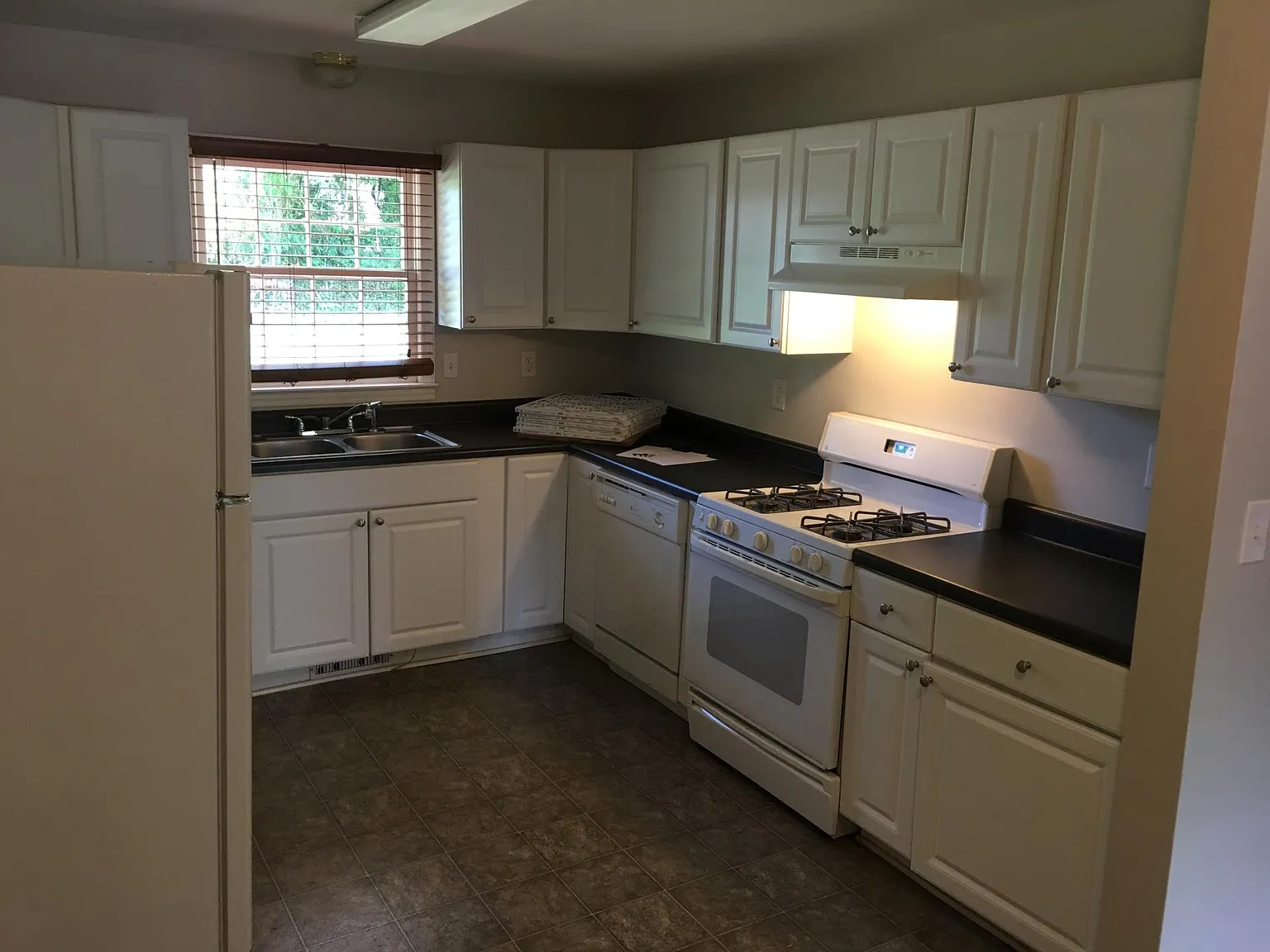 3 bed, $4,200 — Photo 2