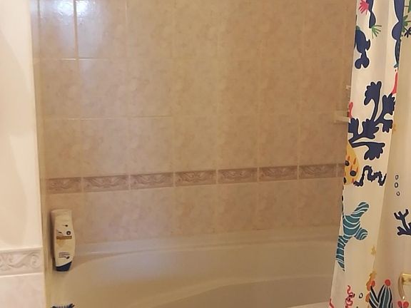 5th image of 5615 Hampton Pl #402