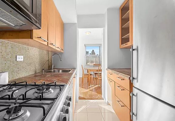 5th image of 440 E 79th St APT 17J