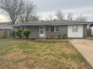 832 NW 9th St, Moore, OK 73160