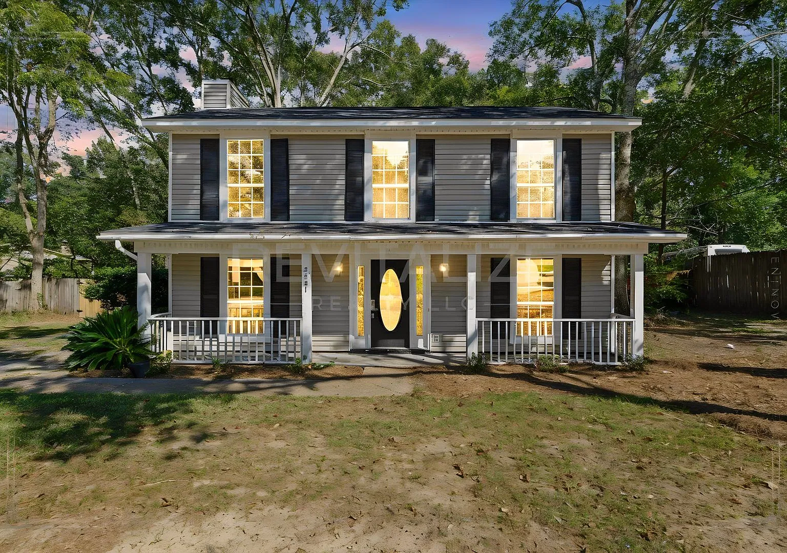 Cozy Fireplace, Spacious Backyard, Great Location — Photo 1
