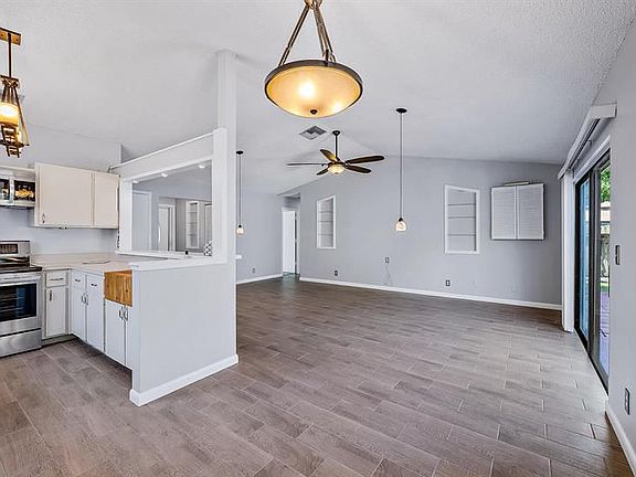 4th image of 208 Woodbridge Dr