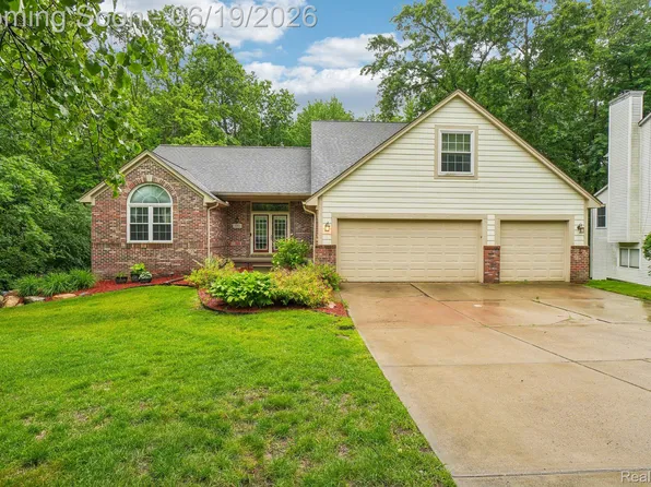 2093 Deer Run Trl, Waterford, MI 48329