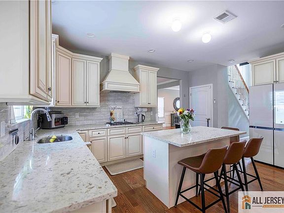 5th image of 628 New Dover Rd