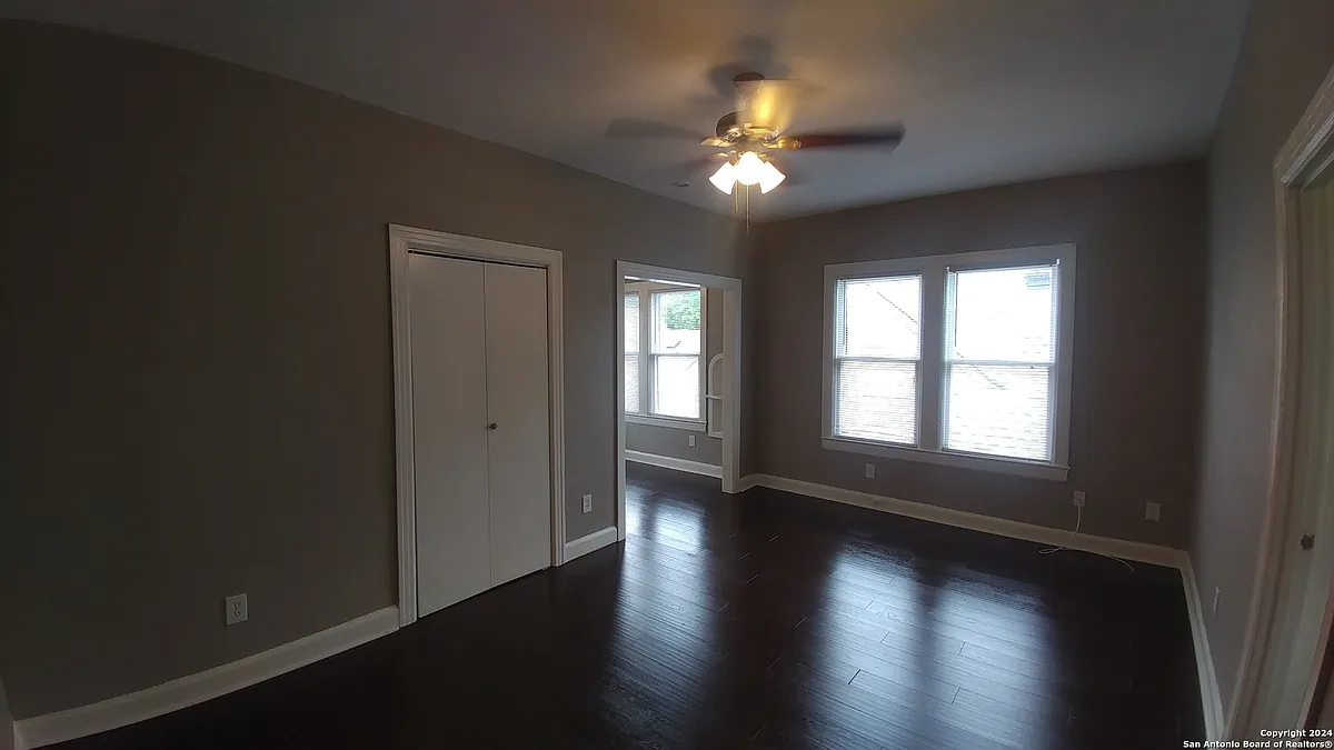 Building Photo - 209 E Rosewood Ave #4