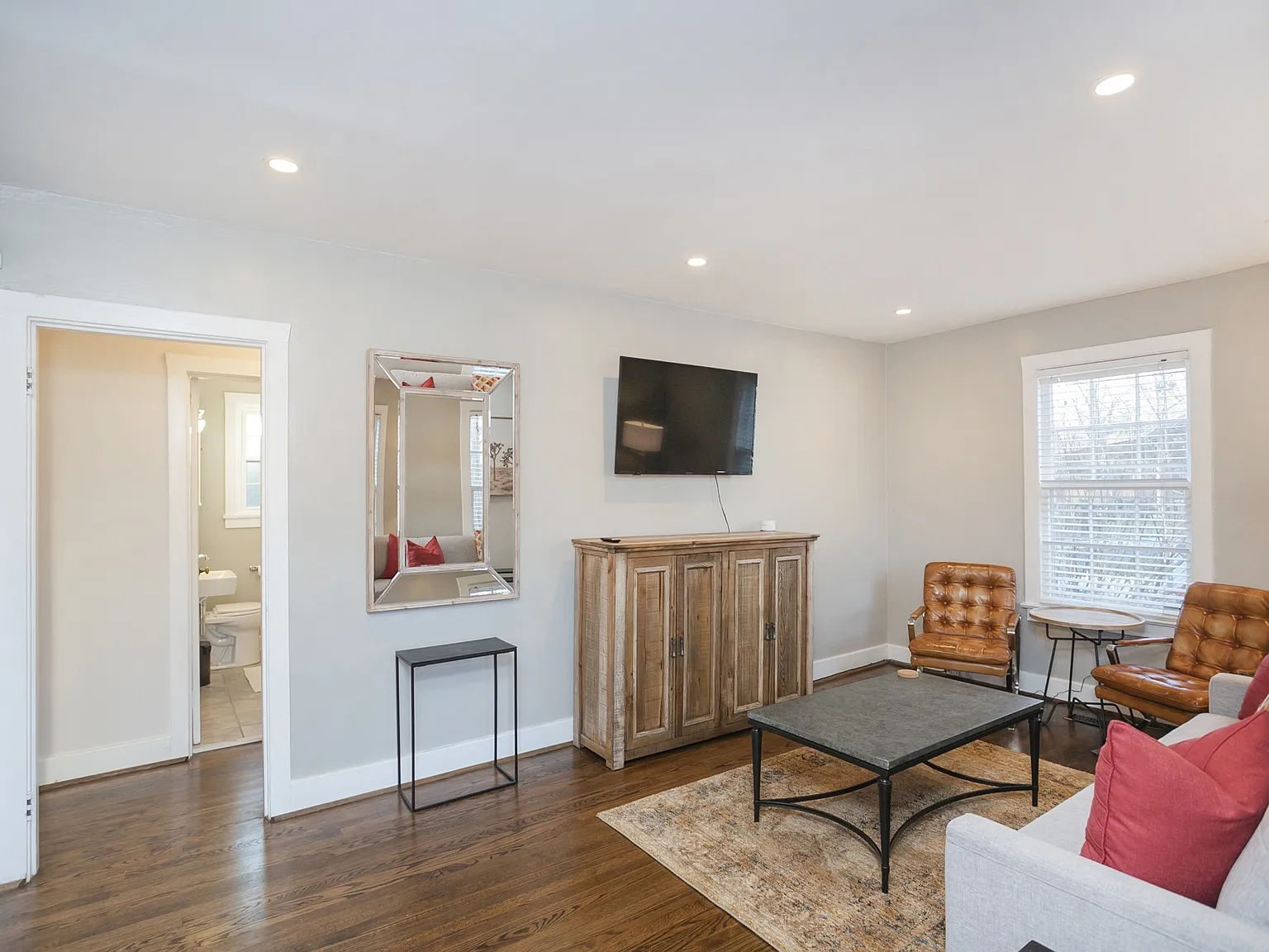 2 bed, 1.0 bath, 1036 sqft, $3,250 — Photo 4
