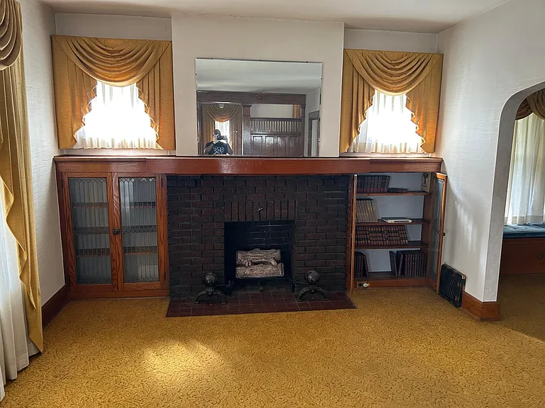 1115 S Seneca Ave — Photo 2