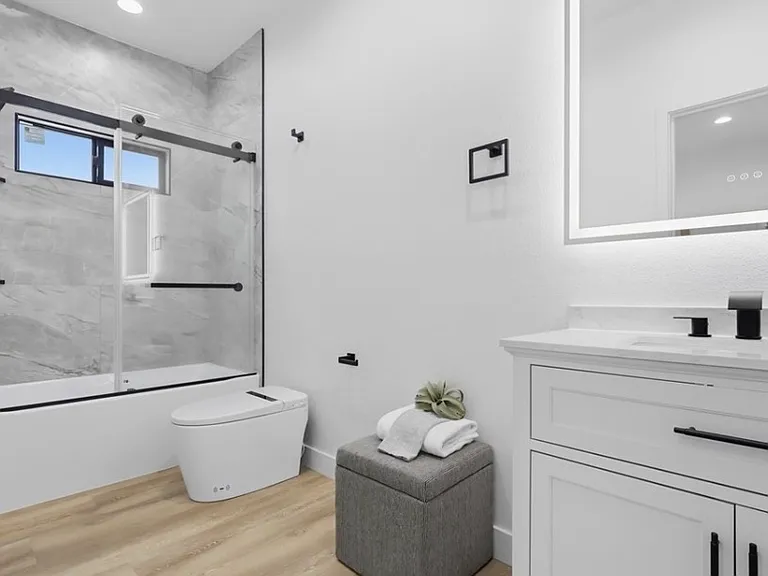 4421 Phelan Ave — Photo 16
