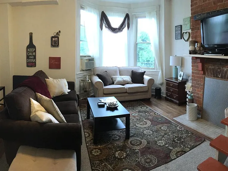 624 College St — Photo 1
