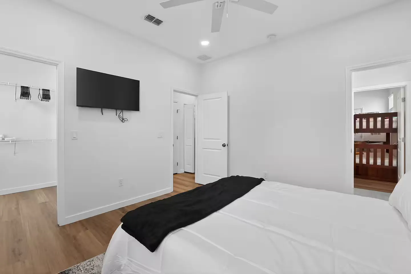 210 E Columbus Dr — Photo 3