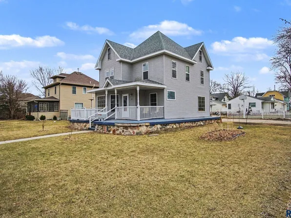 321 NW 4th St, Madison, SD 57042
