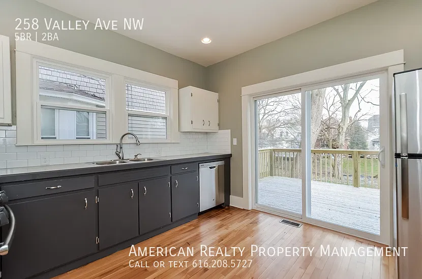 5 bed, 1456 sqft, $2,950 — Photo 3