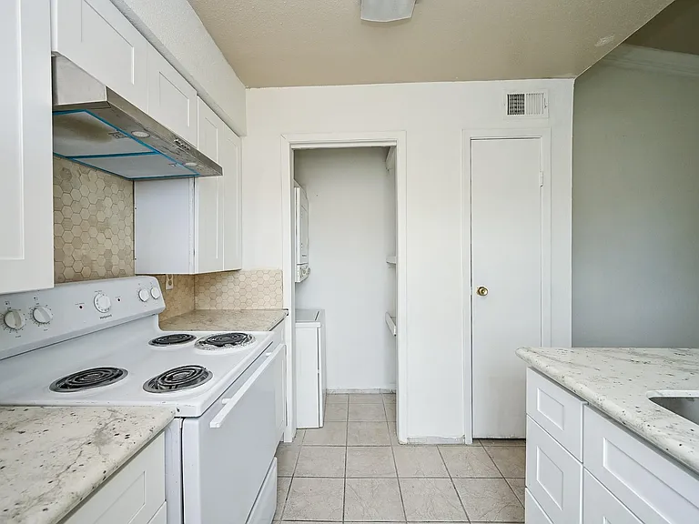 3900 Woodchase Dr #86 — Photo 14