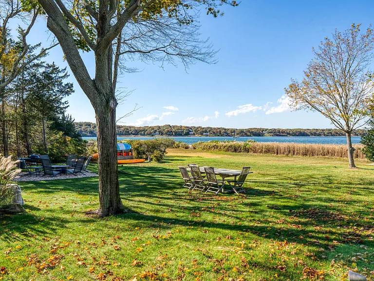21 Breeze Hill Rd — Photo 3