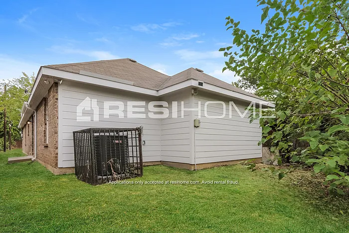 1944 Gallagher St — Photo 14