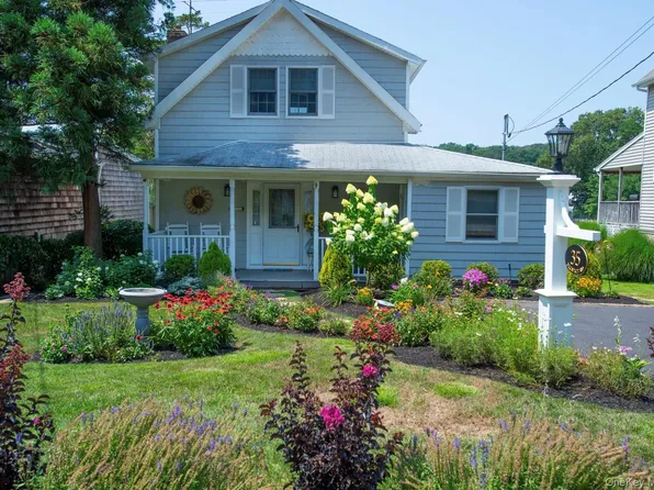 35 Prospect Rd, Centerport, NY 11721