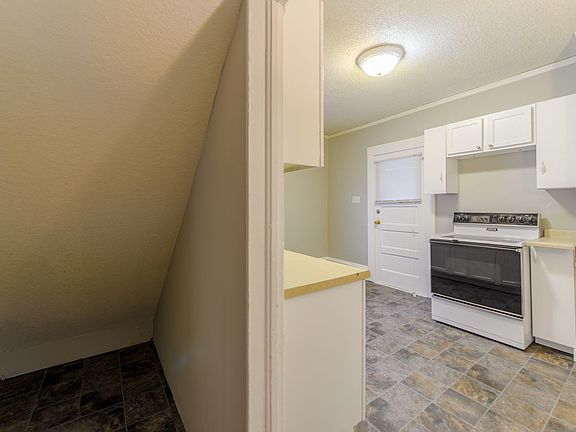 4th image of 215 Logan Ave N #2