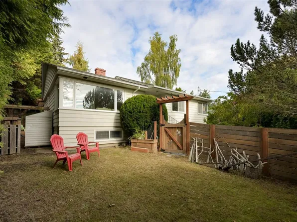 3832 Pitcombe Pl, Saanich, BC V8N 4B9