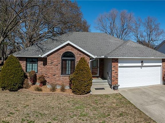 3rd image of 623 Windsor Cir