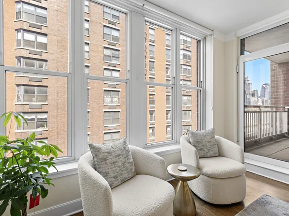 1125 Maxwell Lane image 4 of 40