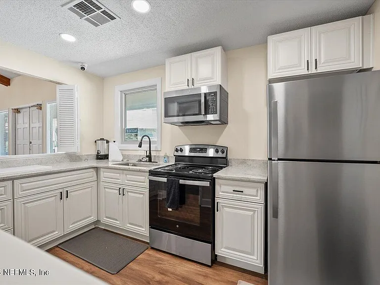 8140 Sutton Pl E — Photo 31