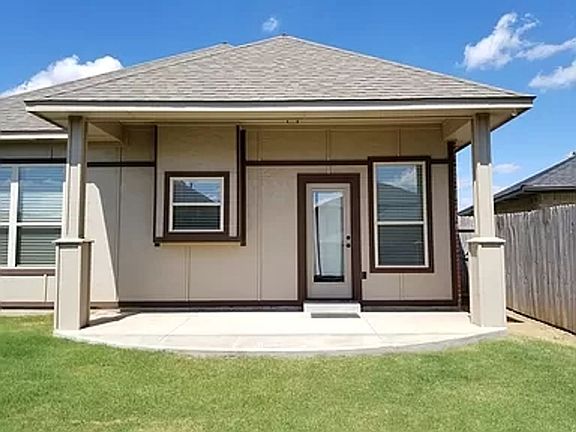 4th image of 901 Heather Ln