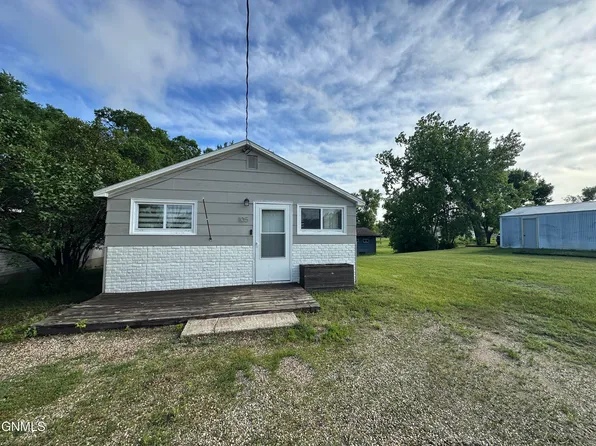 105 School St SE, Medina, ND 58467