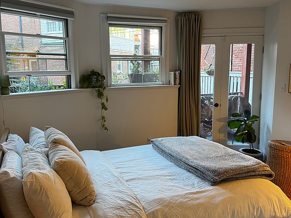 Primary bedroom w/ en suite