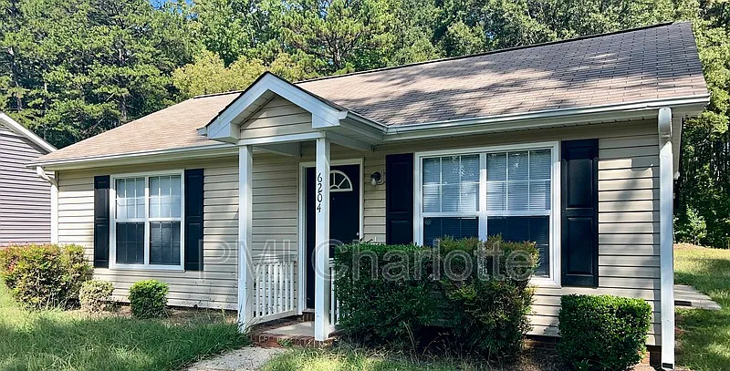 2 bed, 1.0 bath, 779 sqft, $1,335 — Photo 1