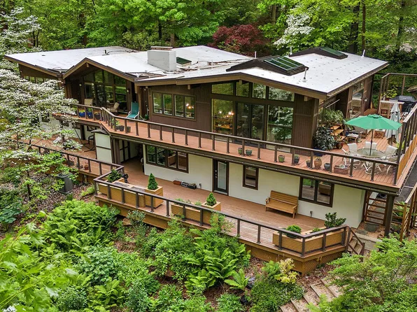 5 Clark Dr, Newtown Square, PA 19073