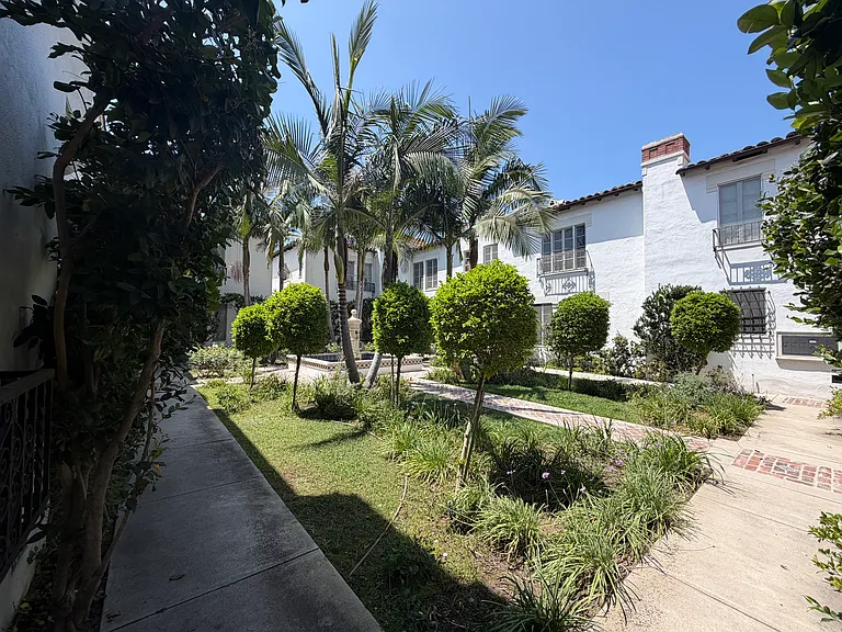1049 S Orange Grove Ave #1 — Photo 30