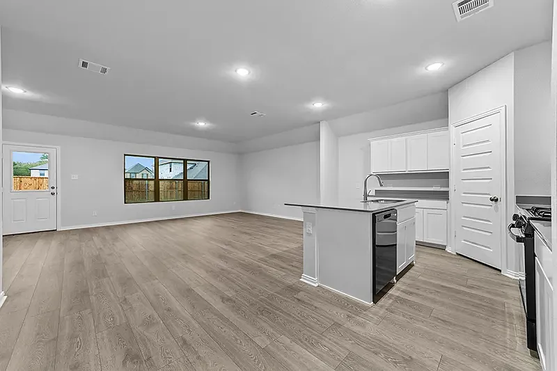 4 bed, 2124 sqft, $2,550 — Photo 3