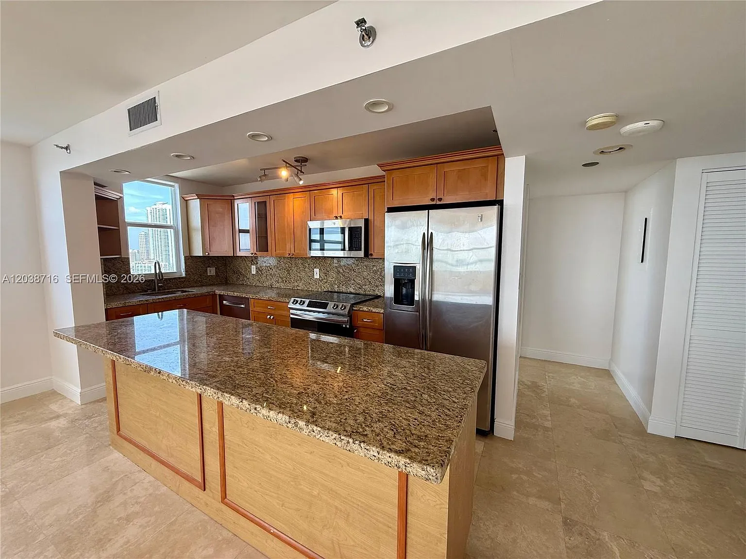 Isola Condo — Photo 4