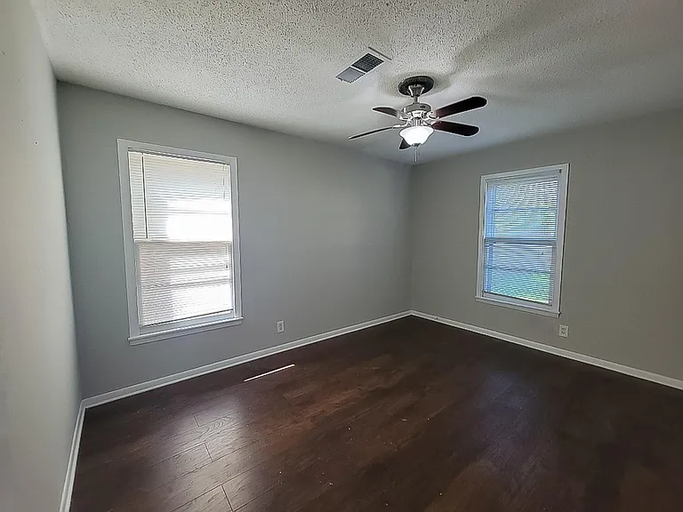 1225 Harrison Ln — Photo 13