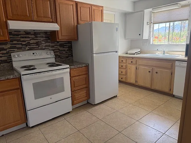 Kitchen (New Stove and Refrigerator)