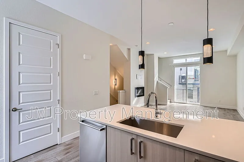 2 bed, 2.5 bath, 1400 sqft, $2,600 — Photo 4