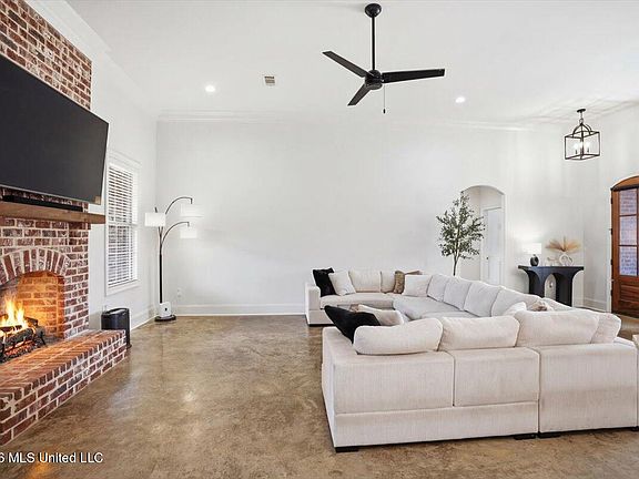 3rd image of 607 Gloucester Way