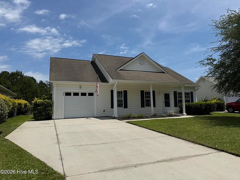 136 N Palm Dr — Photo 2